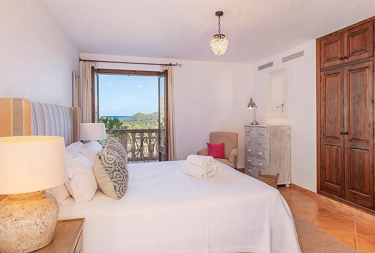 Schlafzimmer mit Doppelbett und Meerblick