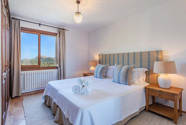 Schlafzimmer mit Einzelbetten und Kleiderschrank