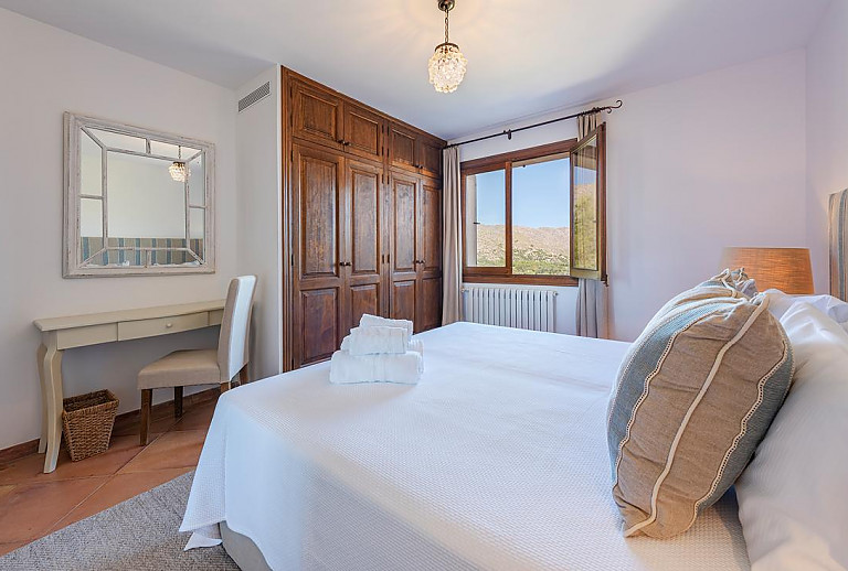 Schlafzimmer mit Einzelbetten und Heizung