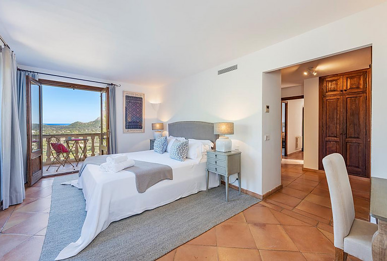 Schlafzimmer mit Doppelbett und Balkon