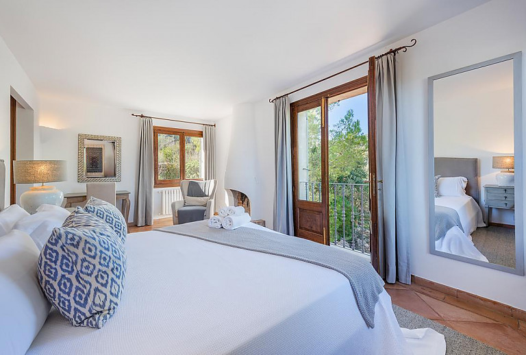 Schlafzimmer mit Doppelbett und Sessel