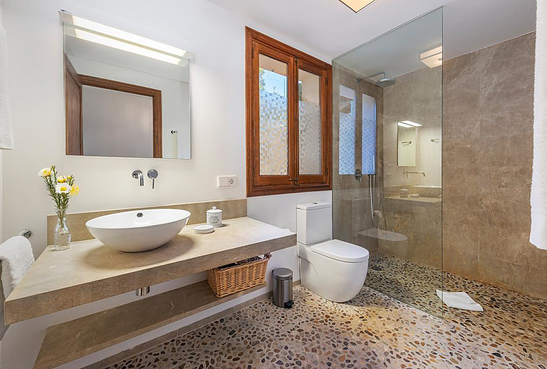 Bad mit Waschbecken und Dusche