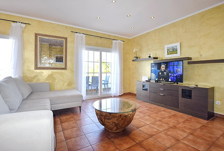 Wohnzimmer mit Terrasse und Couch