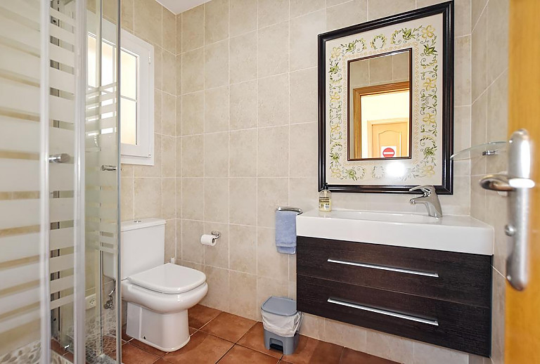 Bad mit Dusche und WC