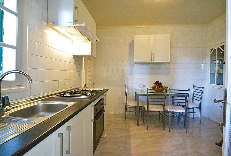 Küche mit Esstisch und Fenster