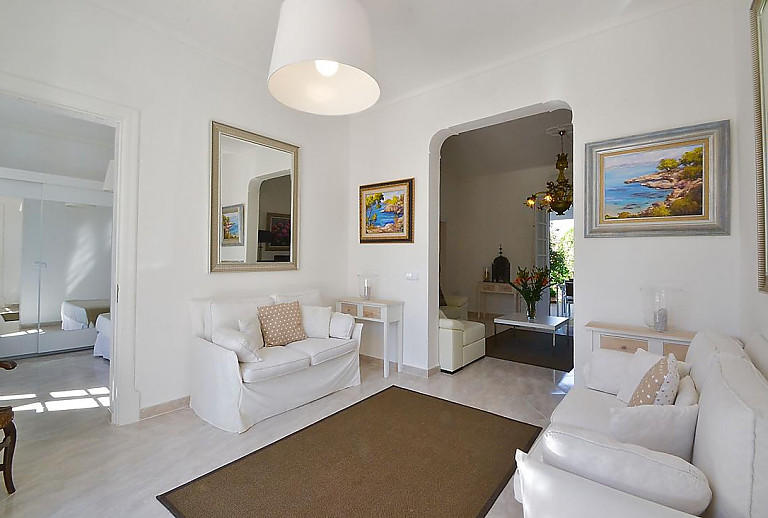 Wohnzimmer mit Spiegel und Sofa