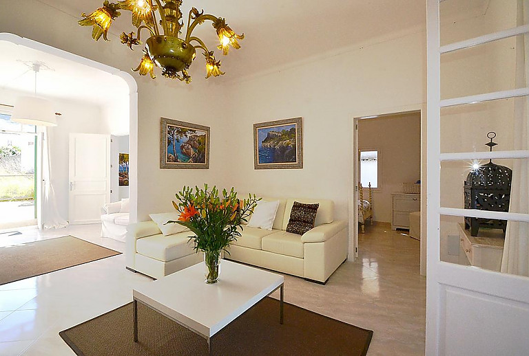 Wohnzimmer mit Sofa und Couchtisch