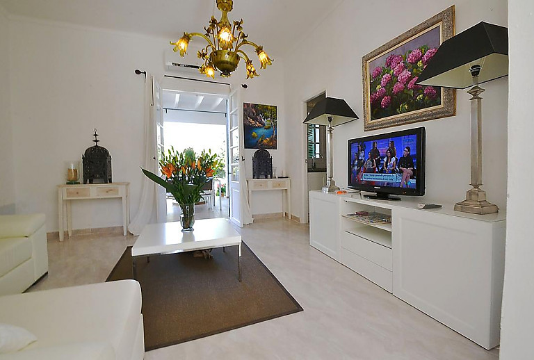 Wohnzimmer mit Terrasse und Fernseher