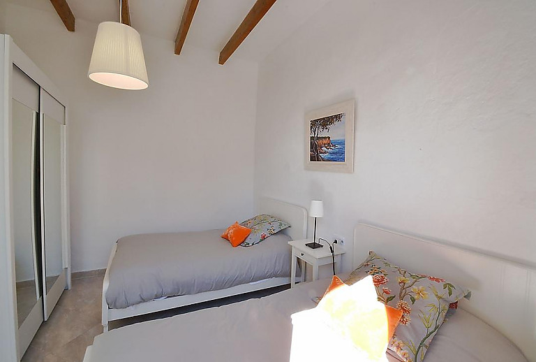 Schlafzimmer mit Einzelbetten und Kleiderschrank