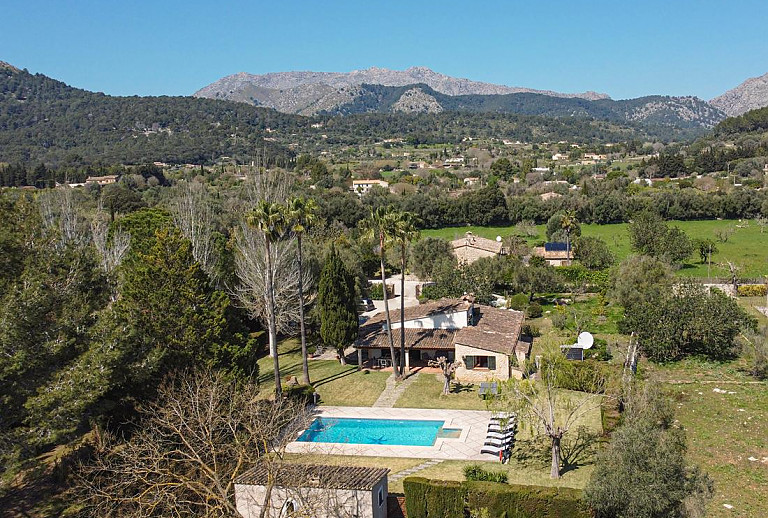 Luftaufnahme des Grundstücks und des Poolbereichs vor der Finca