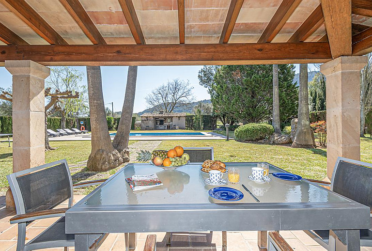 Esstisch auf der Terrasse mit Poolblick