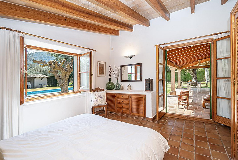 Schlafzimmer mit Doppelbett und Terrassenzugang