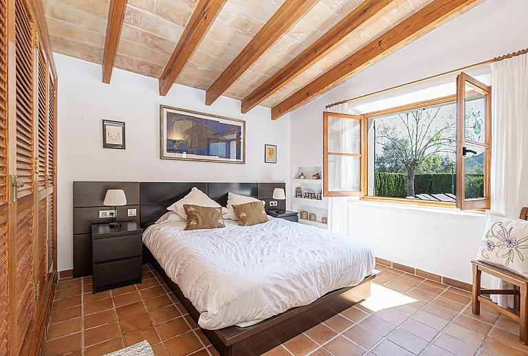 Schlafzimmer mit Doppelbett und Kleiderschrank