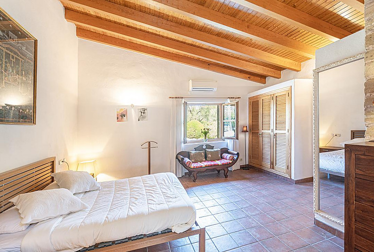 Schlafzimmer mit Doppelbett und Wandspiegel
