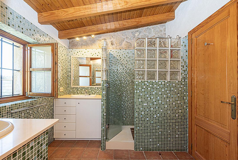 Badezimmer mit Dusche und Spiegel