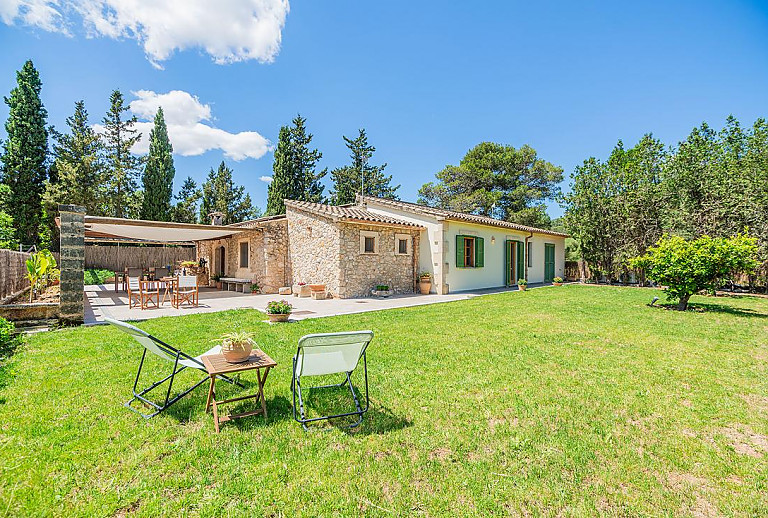 Rasen mit Liegestühlen vor der Finca