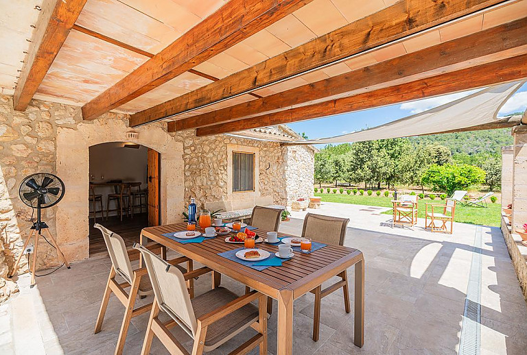 Terrasse mit Vordach und Esstisch