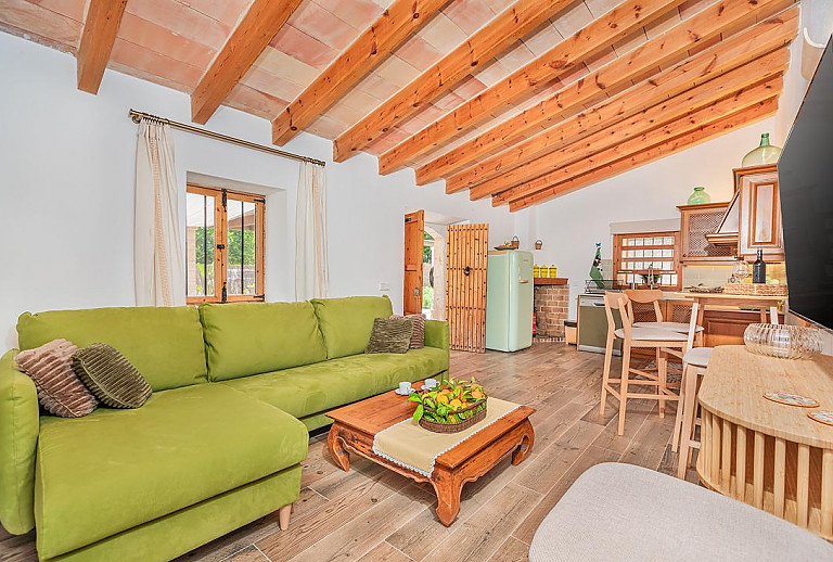 Wohnzimmer mit Fernseher und Couch