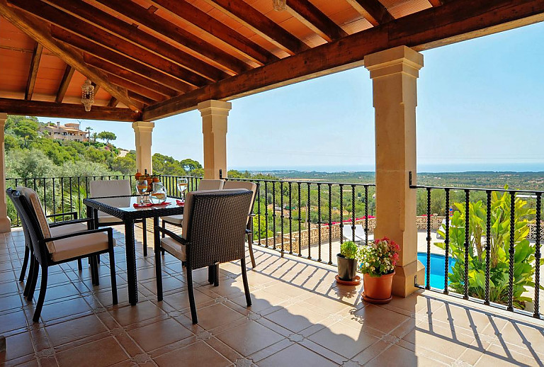 Terrasse mit Vordach und Weitblick