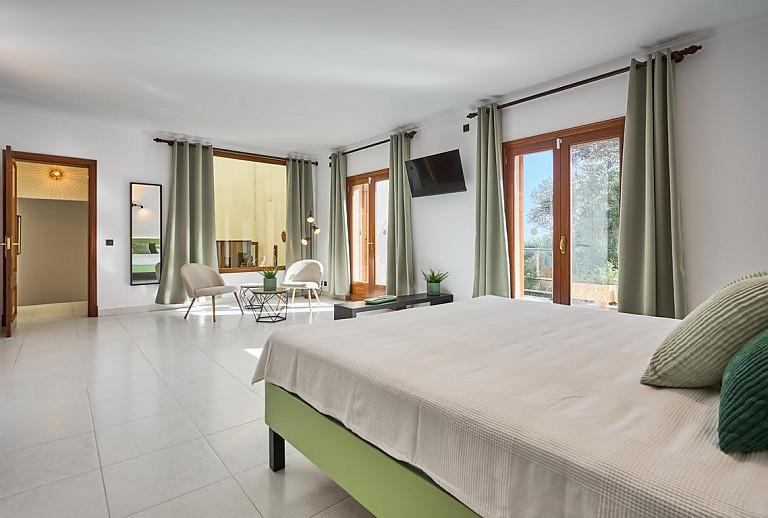 Schlafzimmer mit Doppelbett und Spiegel