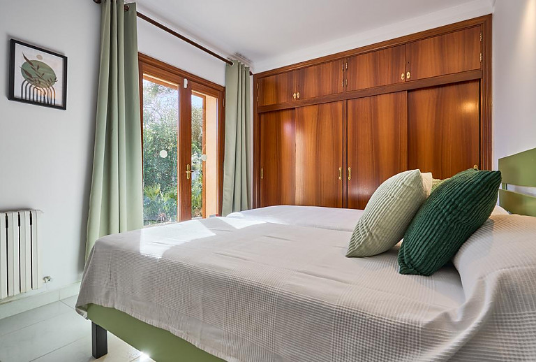 Schlafzimmer mit Einzelbetten und Terrassentür