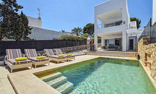 Ferienhaus mit Pool und Terrasse