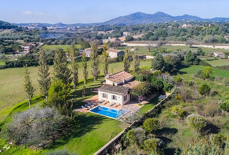 Luftaufnahme des Grundstücks und des Poolbereichs vor der Finca