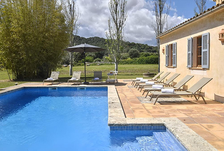 Poolbereich vor der Finca