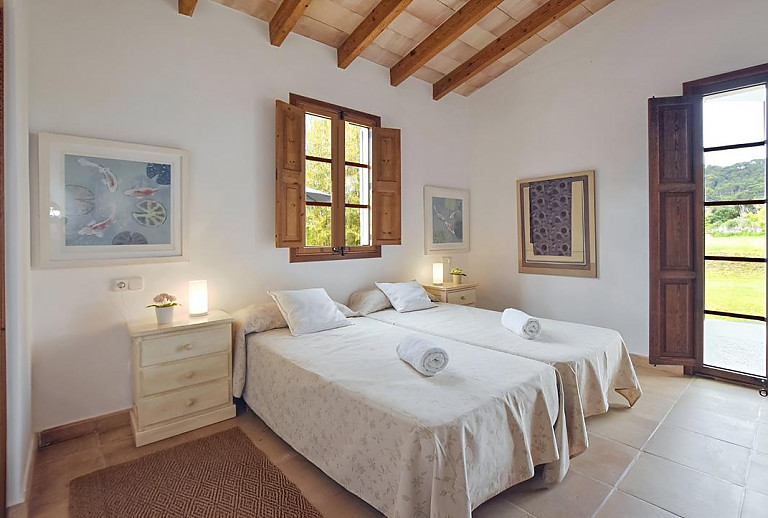 Schlafzimmer mit Einzelbetten und Fenster