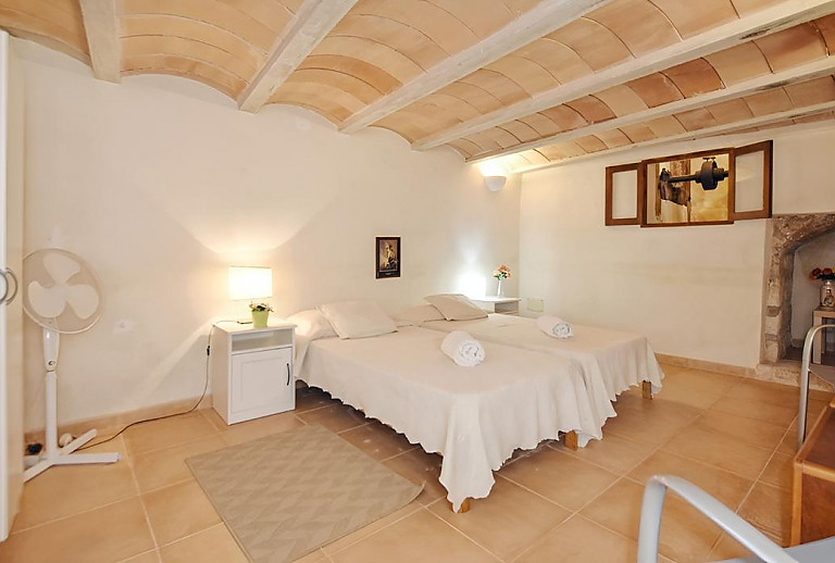 Schlafzimmer mit Einzelbetten und Nachttisch