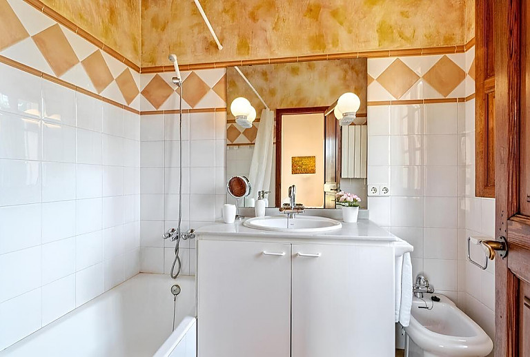 Badezimmer mit Wanne und WC
