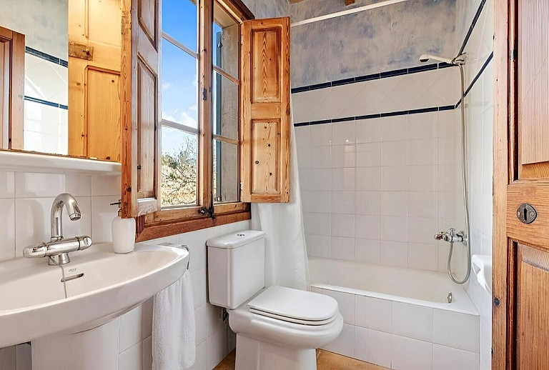 Bad mit Wanne und WC