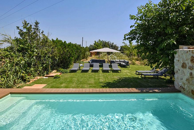 Pool im Garten mit Bäumen