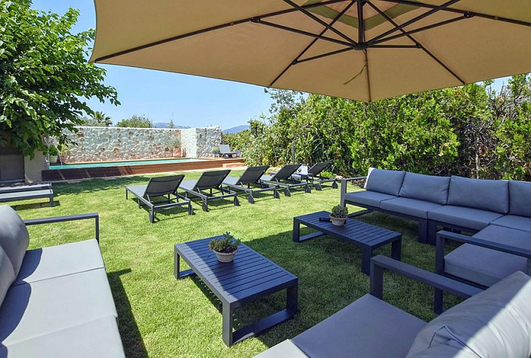 Sonnenschirm im Garten mit Gartenmöbeln