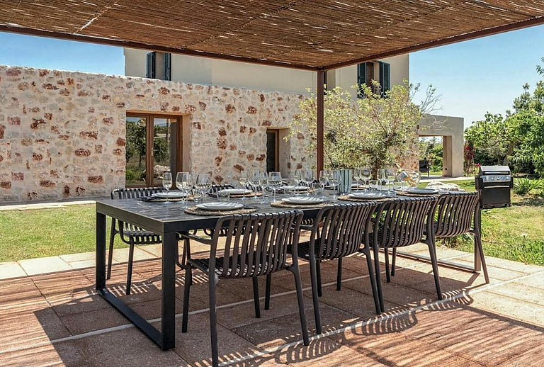 Terrasse mit Vordach und Esstisch