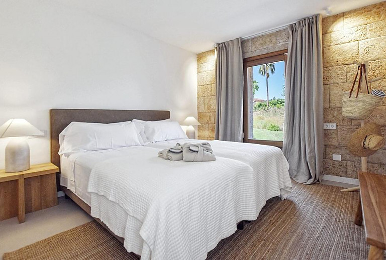 Schlafzimmer mit Doppelbett und Fenster