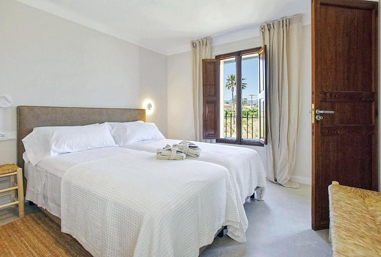 Schlafzimmer mit Einzelbetten und Fenster