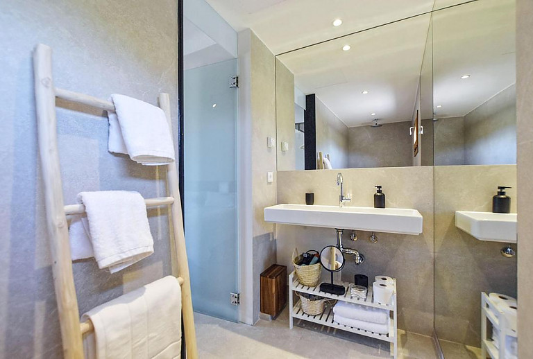 Spiegel und Dusche im Bas