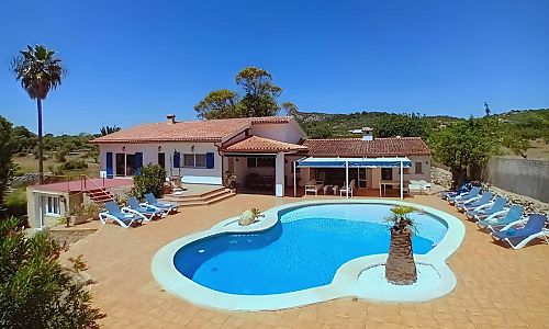 Finca mit Poolbereich und Sonnenliegen