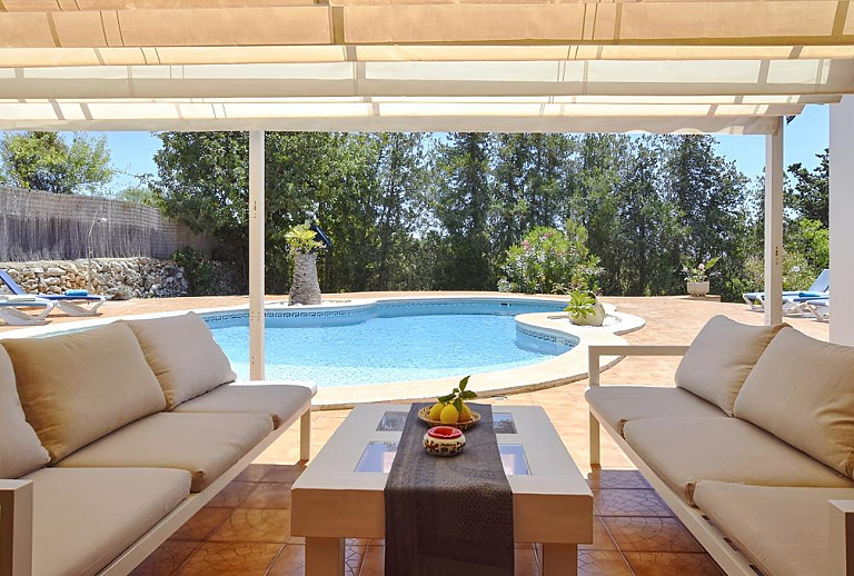 Terrasse mit Sofas und Poolblick