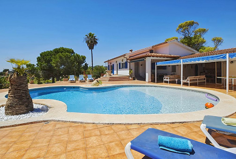 Sonnenliegen am Pool im Garten