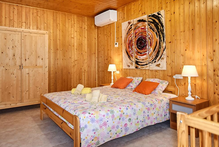 Schlafzimmer mit Doppelbett und Klimaanlage