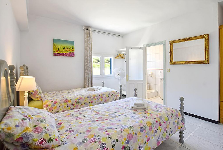 Schlafzimmer mit Einzelbetten und Badezimmer