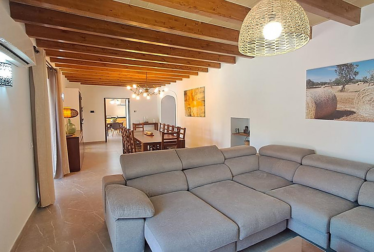Wohnzimmer mit Esstisch und Couch