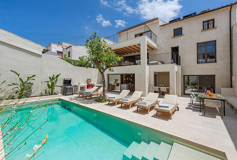 Ferienhaus mit Innenhof und Pool