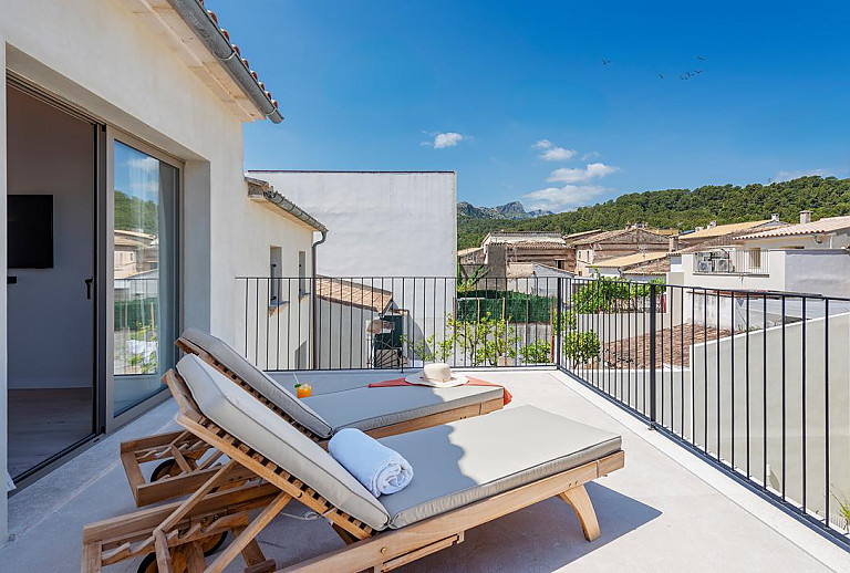 Balkon mit Liegestühlen und Weitblick