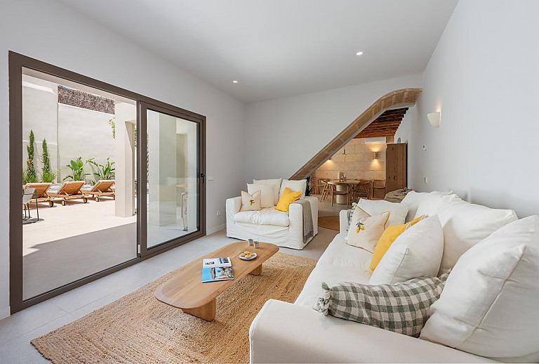 Wohnzimmer mit Esstisch und Couch