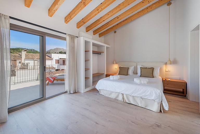 Schlafzimmer mit Doppelbett und Balkon
