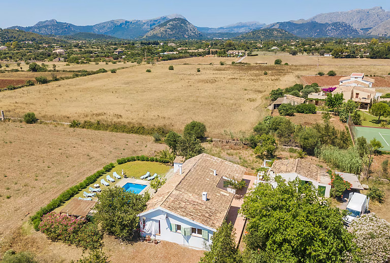 Luftaufnahme vom Pool und der Finca