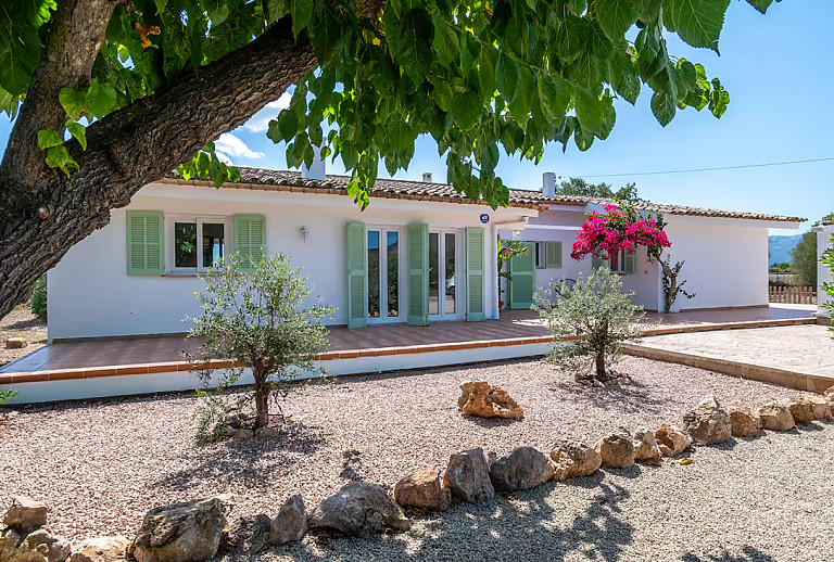 Garten mit Pflanzen vor der Finca